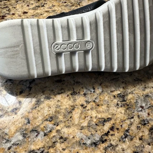 Ladies Ecco black leather Sandal. Size 38/8.5 - Picture 4 of 5